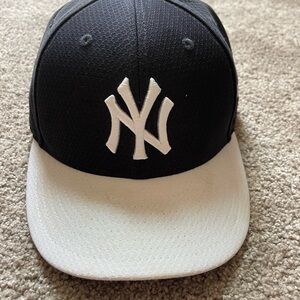 New Era Black and Grayish/White Yankees Hat
